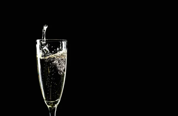 Glas Champagne Med Stänk Mörk Bakgrund — Stockfoto