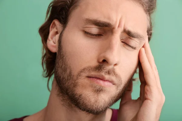 Young Man Suffering Headache Color Background Closeup — Stock Photo, Image