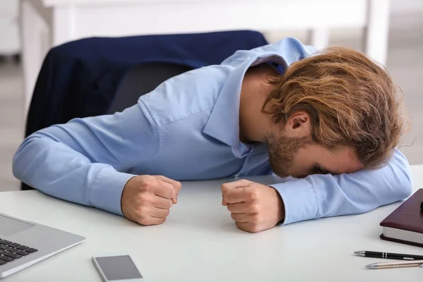 Ung Affärsman Lider Huvudvärk Office — Stockfoto