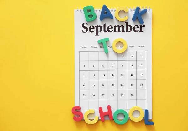 Takvim Sayfası Renkli Arka Plan Üzerinde Eylül — Stok fotoğraf