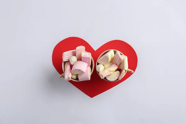 Cups Tasty Marshmallows Red Heart Light Background — Stock Photo, Image