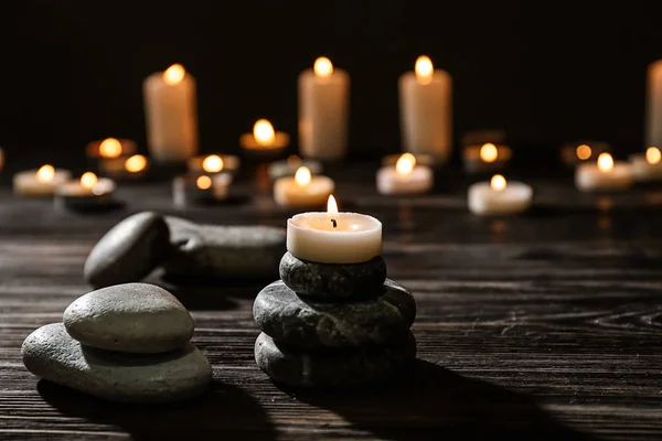 Wellness Steine Und Brennende Kerzen Auf Holztisch — Stockfoto