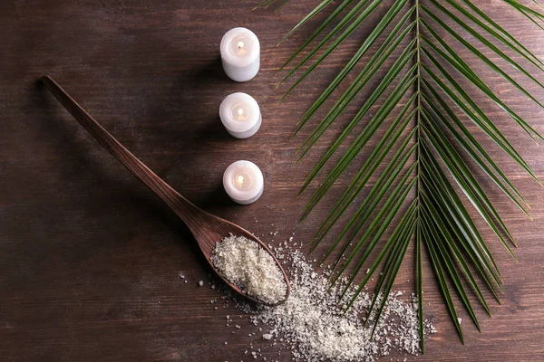 Hermosa Composición Spa Con Velas Encendidas Sal Marina Hojas Palma — Foto de Stock