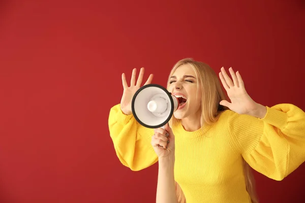 Wanita Muda Emosional Dengan Megafon Pada Latar Belakang Warna — Stok Foto