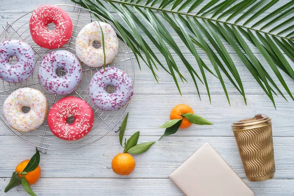 Komposition Mit Leckeren Donuts Auf Holztisch — Stockfoto