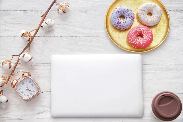 Composición Con Sabrosas Rosquillas Portátil Sobre Mesa Madera Blanca — Foto de Stock