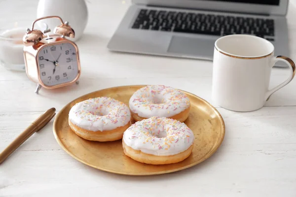 Bandeja Com Saborosos Donuts Mesa Madeira Branca — Fotografia de Stock