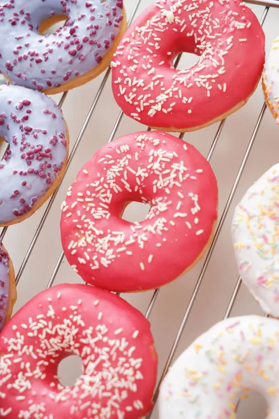 Donuts Saborosos Rack Refrigeração Close — Fotografia de Stock