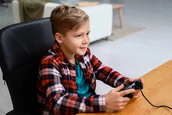 Carino Ragazzo Giocare Video Gioco Casa — Foto Stock