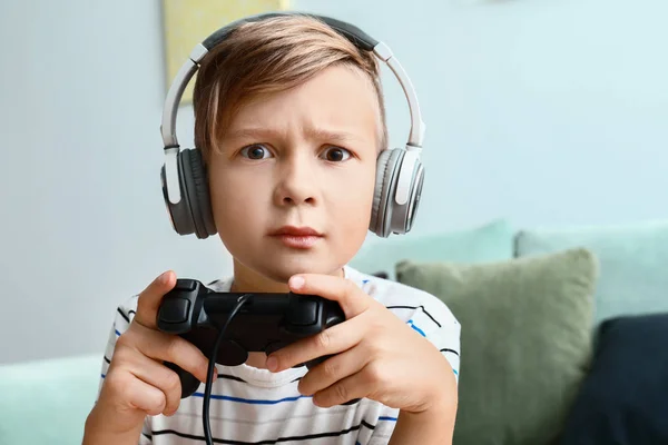 Carino Emotivo Ragazzo Giocare Video Gioco Casa — Foto Stock