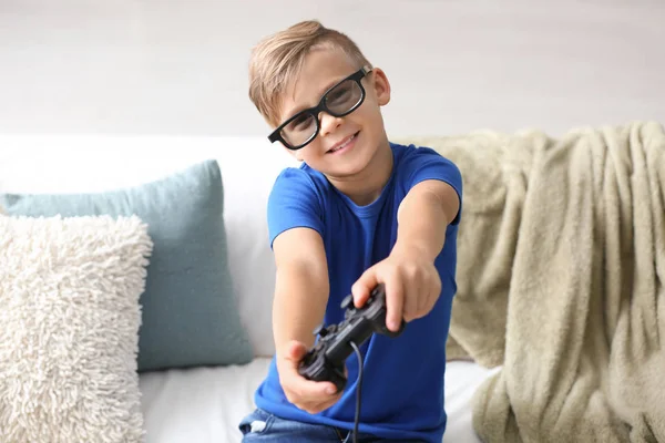 Carino Ragazzo Giocare Video Gioco Casa — Foto Stock