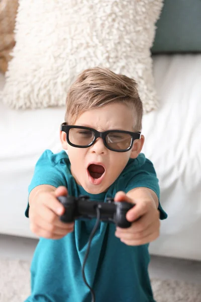 Эмоциональный Мальчик Играет Видеоигры Дома — стоковое фото