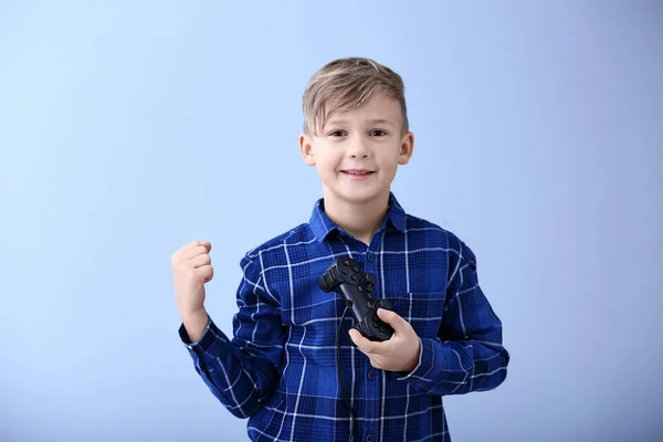 色の背景上のゲームパッドと幸せな少年 — ストック写真