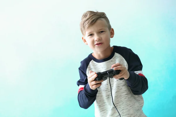 Menino Emocional Jogando Jogo Vídeo Fundo Cor — Fotografia de Stock