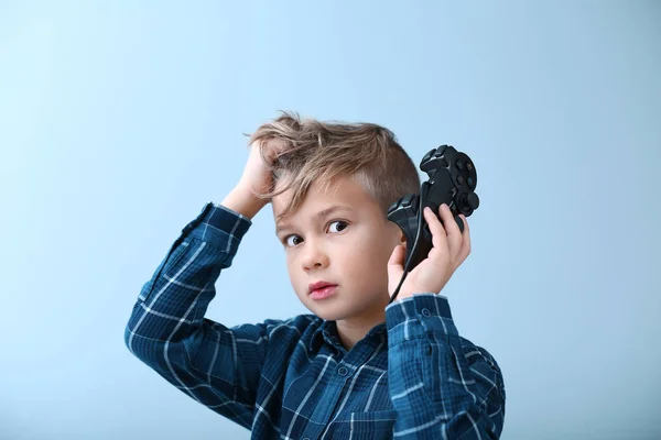 Ragazzo Emotivo Dopo Aver Perso Videogioco Sfondo Colori — Foto Stock