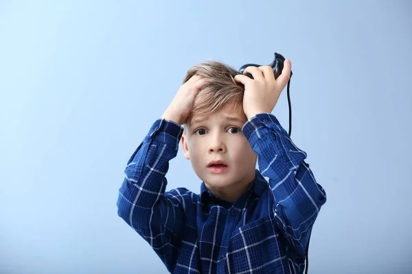 Chico Emocional Después Perder Videojuego Fondo Color — Foto de Stock