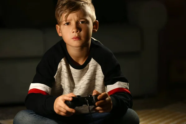 Милый Мальчик Играющий Видеоигры Поздно Вечером — стоковое фото