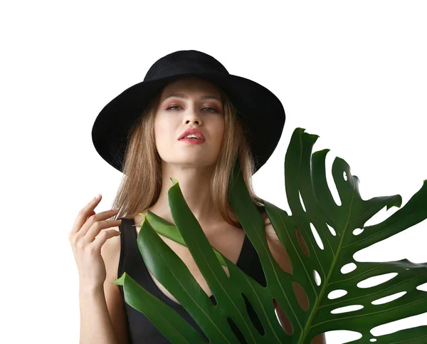 Retrato Mujer Hermosa Con Hoja Tropical Verde Sobre Fondo Blanco —  Fotos de Stock