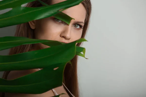 Portrait Beautiful Woman Green Tropical Leaf Light Background — Stock Photo, Image