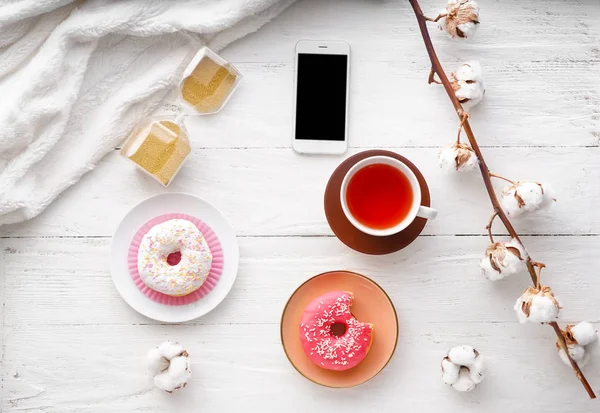 Platos Con Sabrosas Rosquillas Teléfono Móvil Taza Sobre Mesa Madera — Foto de Stock