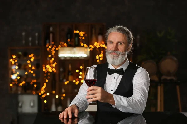 Старший Мужчина Пьет Вино Баре — стоковое фото