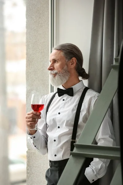 Senior Gentleman Bere Vino Vicino Alla Finestra Casa — Foto Stock