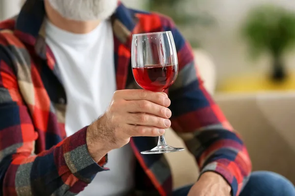 Старший Человек Пьет Вино Дома Крупным Планом — стоковое фото