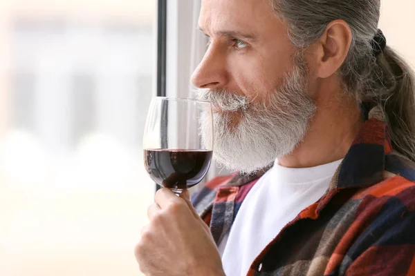 Senior Trinkt Wein Fenster Seiner Wohnung — Stockfoto