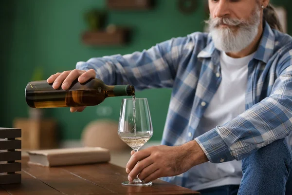 Hombre Mayor Bebiendo Vino Casa — Foto de Stock