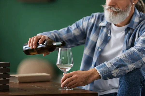 Hombre Mayor Bebiendo Vino Casa — Foto de Stock