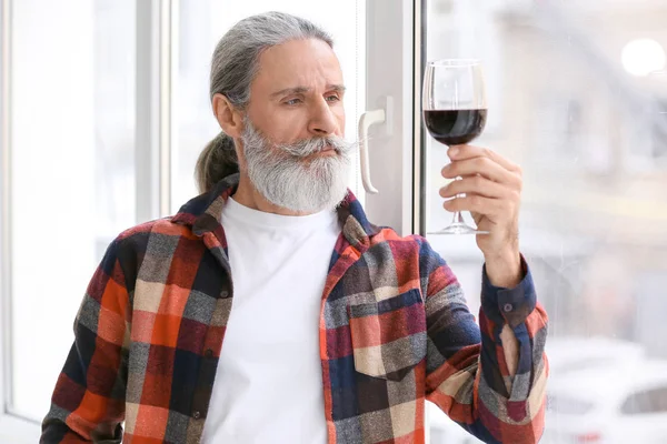Senior Mannen Dricker Vin Nära Fönstret Hemma — Stockfoto