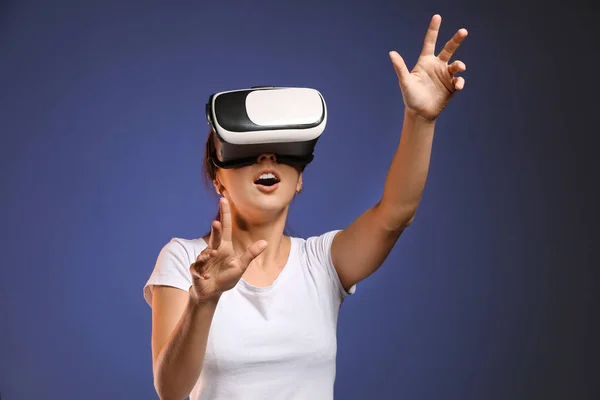 Junge Frau Mit Virtual Reality Brille Auf Farbigem Hintergrund — Stockfoto