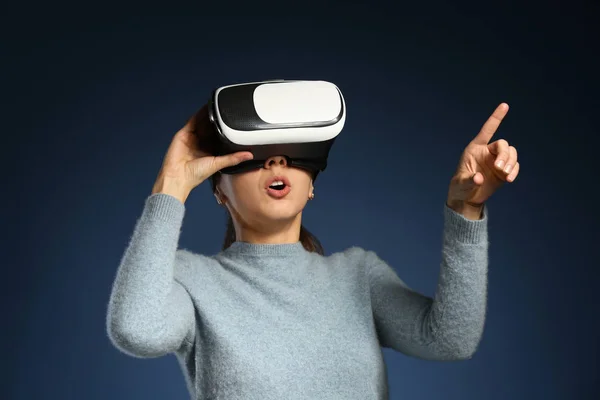 Junge Frau Mit Virtual Reality Brille Auf Farbigem Hintergrund — Stockfoto