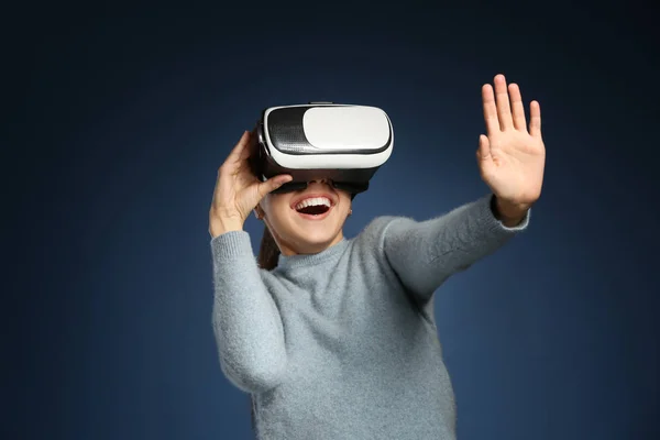 Junge Frau Mit Virtual Reality Brille Auf Farbigem Hintergrund — Stockfoto