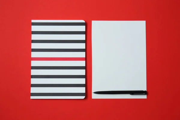 Notebook Com Folha Papel Branco Caneta Sobre Fundo Cor — Fotografia de Stock