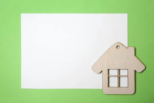 Hoja Papel Blanco Para Marcar Con Una Casa Pequeña Sobre —  Fotos de Stock