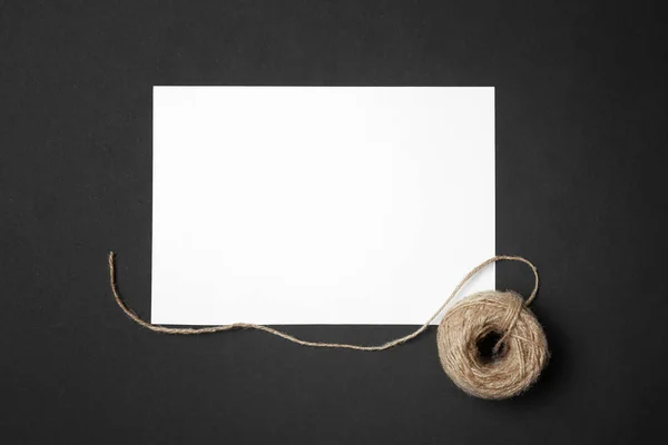 Blanco Vel Papier Voor Branding Met Draden Donkere Achtergrond — Stockfoto