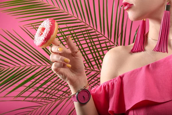 Mooie Stijlvolle Vrouw Met Smakelijke Donut Kleur Achtergrond — Stockfoto