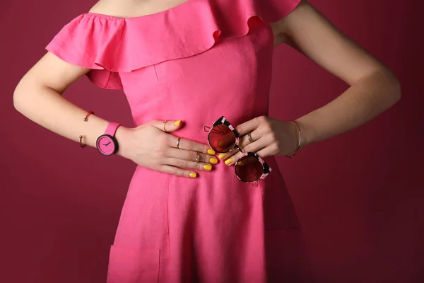 Hermosa Mujer Con Accesorios Elegantes Fondo Color — Foto de Stock