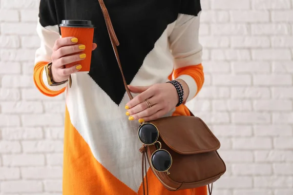 Hermosa Mujer Con Accesorios Elegantes Taza Café Sobre Fondo Ladrillo —  Fotos de Stock