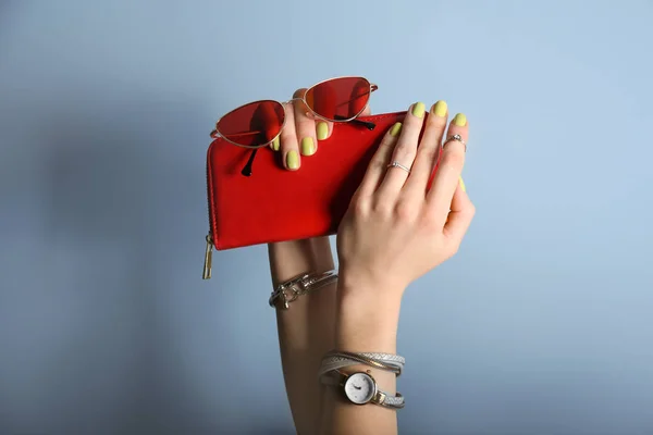 Mãos Femininas Com Acessórios Elegantes Fundo Cor — Fotografia de Stock