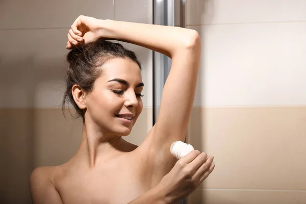 若い女性がシャワー後に消臭剤を使用 — ストック写真