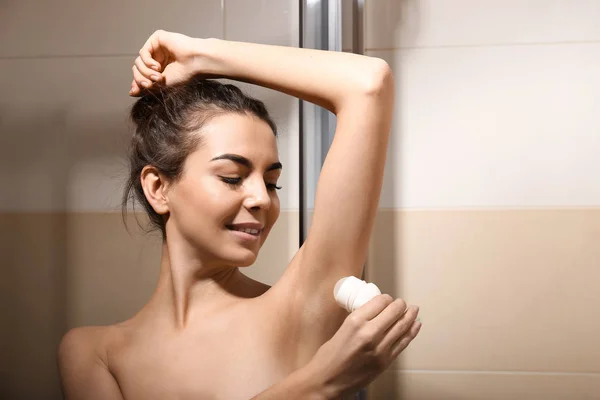 Jonge Vrouw Met Behulp Van Deodorant Douche — Stockfoto