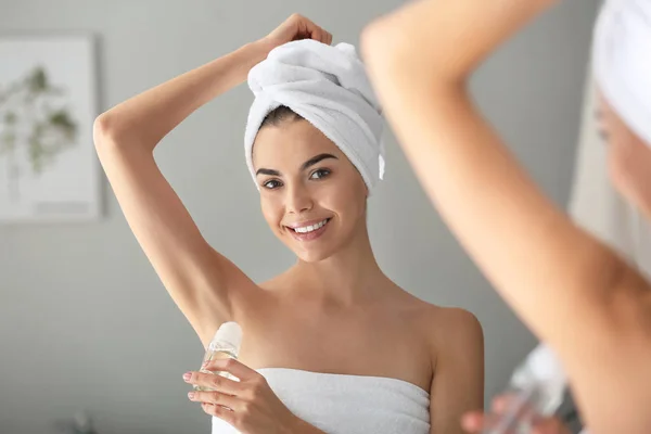 Jovem Mulher Usando Desodorizante Frente Espelho — Fotografia de Stock