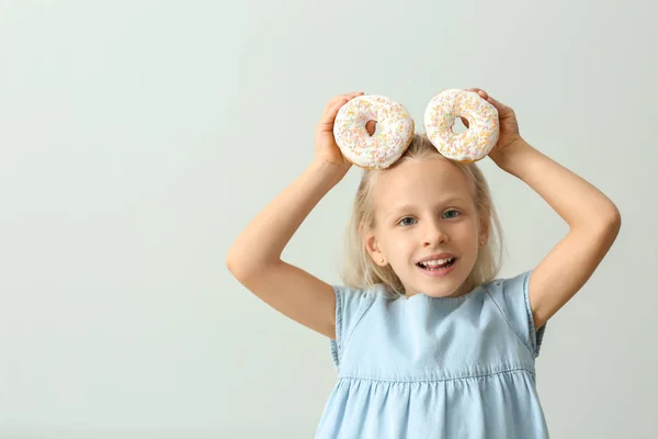 Cute Little Girl Donuts Light Background — Stock Photo, Image