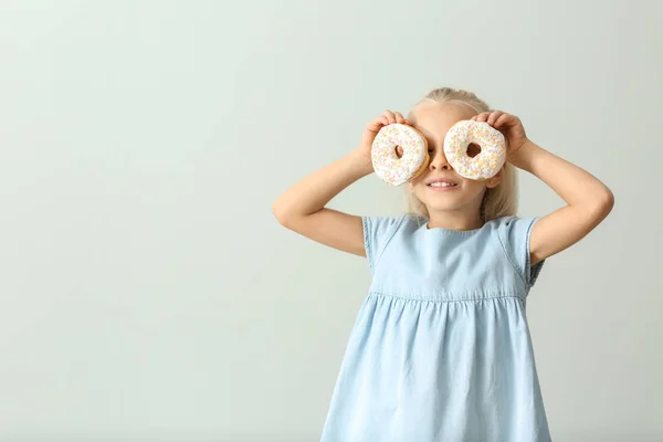 Cute Little Girl Donuts Light Background — Stock Photo, Image