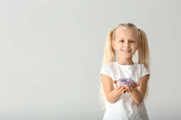 Açık Renkli Donut Ile Sevimli Küçük Kız — Stok fotoğraf