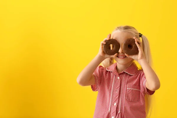 Menina Bonito Com Donuts Fundo Cor — Fotografia de Stock