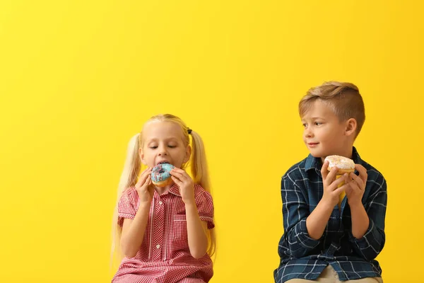 Милые Маленькие Дети Пончиками Цветном Фоне — стоковое фото