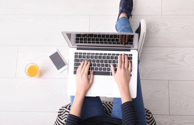 Kadın blogger dizüstü evde kullanma